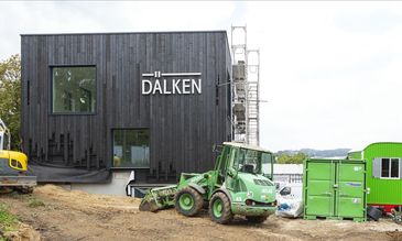 DÄLKEN Erweiterung - Montage der Holzfassade aus vorgebrannten Accoya-Holz-Holz