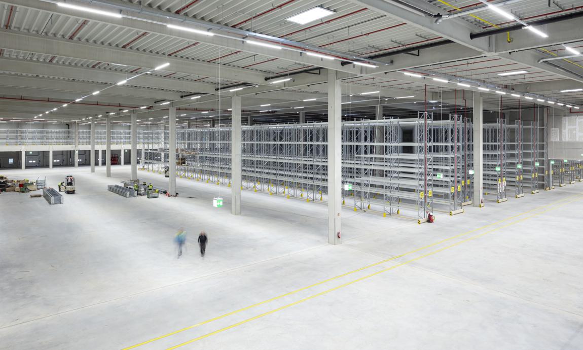 Innenperspektive der großen Logistikhalle von Woolworth in Unna